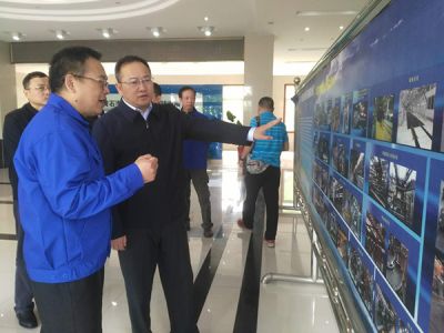 黃石市委副書(shū)記、市長(zhǎng)吳錦，市政府黨組成員、辦公室主任張育英在下陸區(qū)區(qū)長(zhǎng)郭波的陪同下蒞臨公司調(diào)研